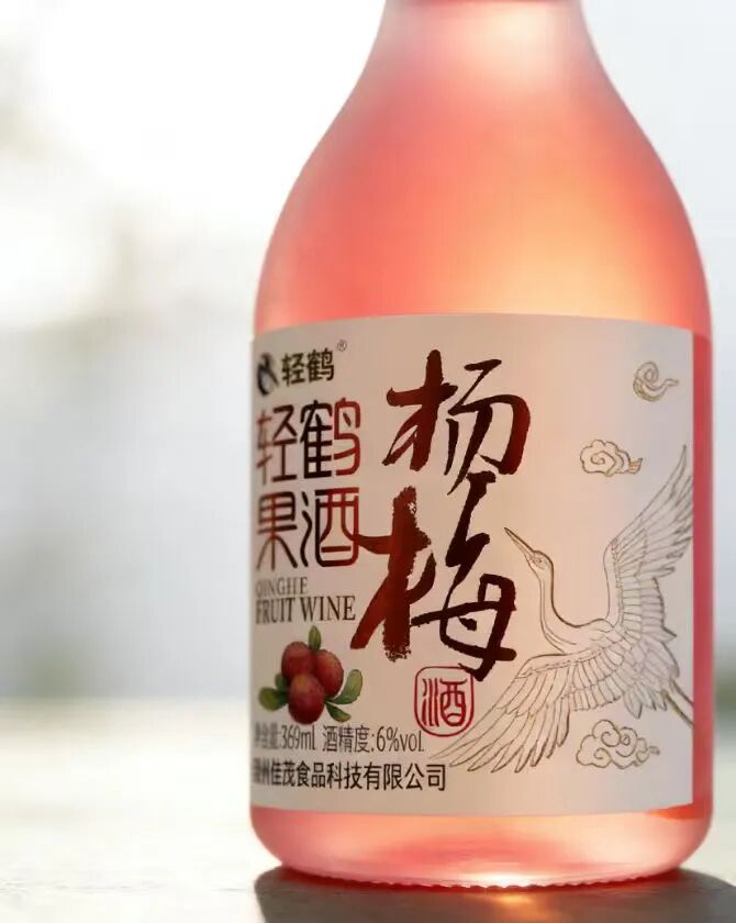 瓶身标签细节，书法与仙鹤的完整构图