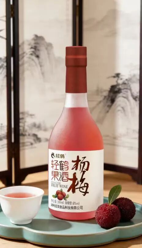 产品全景，粉色酒液与素雅标签的呼应